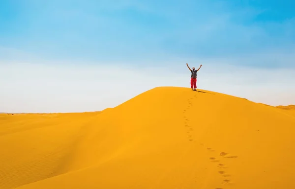 Sportliche Frau in den Merzouga-Dünen der Sahara in Marokko — Stockfoto