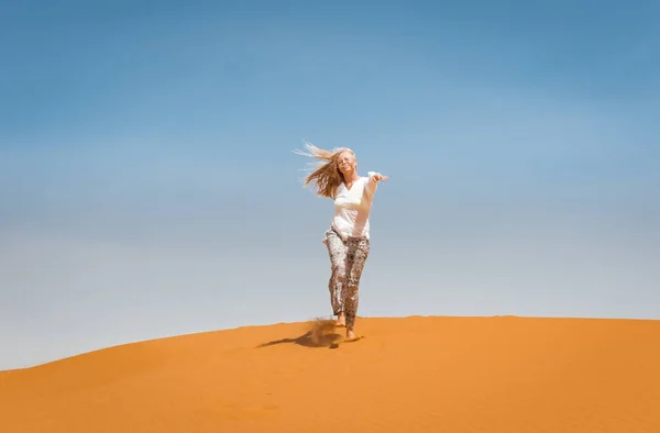 Mujer deportiva en las dunas de Merzouga del desierto del Sahara Marruecos —  Fotos de Stock