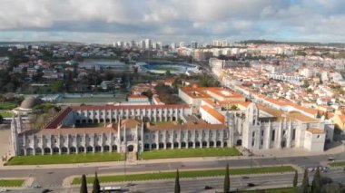 Lizbon 'daki İmparatorluk Meydanı ve Jeronimos Manastırı' nın 4k drone görüntüsü