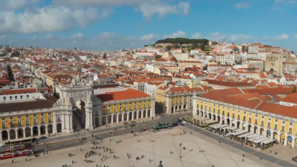 4k bovengrondse drone zicht op Augusta Poort en Handelsplein in Lissabon Portugal — Stockvideo