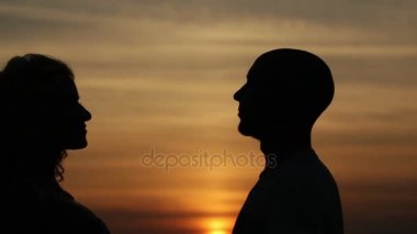 Gün batımında çiftlerin silueti