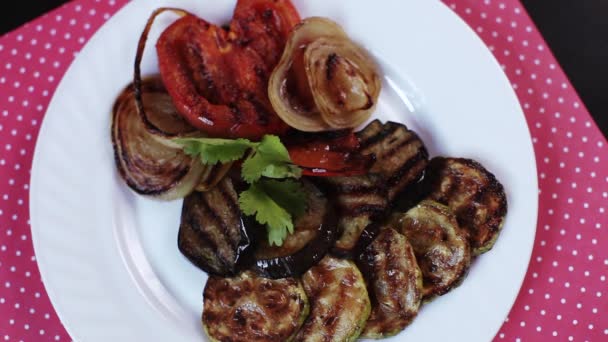 Grilled vegetables on plate — Stock Video