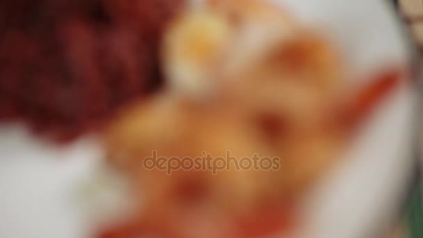 Riz noir, crevettes frites sur assiette — Video