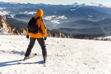 Genç adam kışın kayak gider