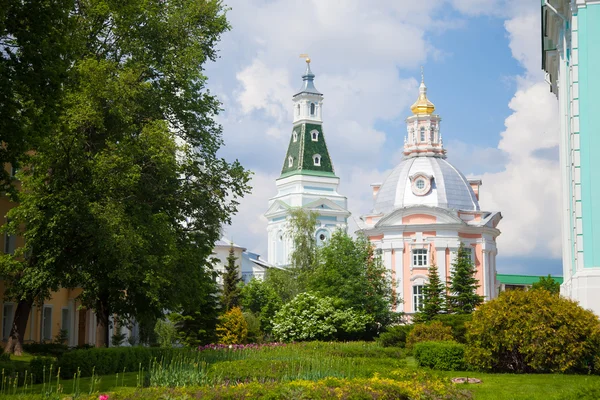 Die Kirche der Smolensk-Ikone der Gottesmutter und der Konjuschennaja-Turm der heiligen Dreifaltigkeit des Hl. Sergius Lavra. — Stockfoto