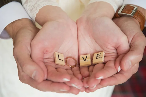 Buchstaben Liebe Und Eheringe Den Handflächen Von Männern Und Frauen — Stockfoto