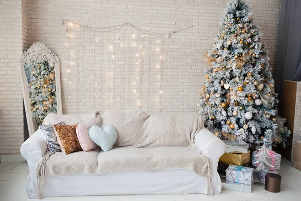 Wnętrze Boże Narodzenie biały, srebrny i złoty. Choinka, lustro i sofą. — Zdjęcie stockowe