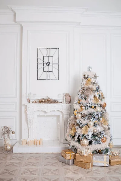 Biało -złote wnętrze kominek Boże Narodzenie — Zdjęcie stockowe