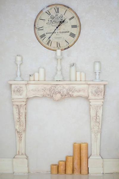 装饰壁炉与蜡烛和手表在米色的颜色特写 — 图库照片