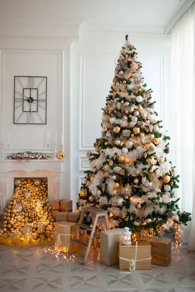 Białe Złote Wnętrze Kominka Bożego Narodzenia Nowoczesny Styl Wnętrza Kominka — Zdjęcie stockowe