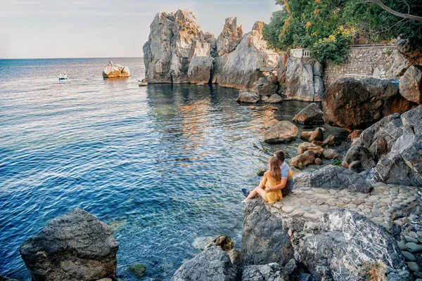 Romantic Young Couple Sitting Rock Picturesque Bay Admiring Sea Woman — Stock Photo, Image