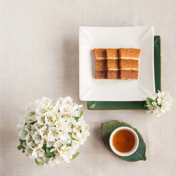 Παραδοσιακή Ρωσική Πολυεπίπεδη Μηλόπιτα Λευκό Και Πράσινο Τετράγωνο Πιάτο Τσάι — Φωτογραφία Αρχείου