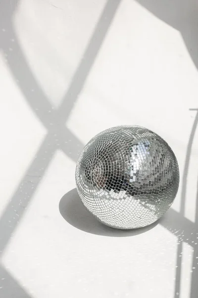 Shining Retro Disco Ball Party Effect Isolerad Spegelboll Vit Bakgrund — Stockfoto