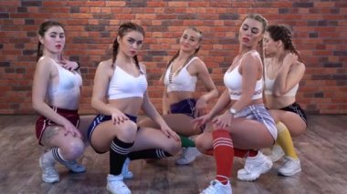 Farklı twerk tarzı dansların bir karışımı. Beş kız farklı kostümler içinde dans ediyor. Özel efektler. Dansçılar. Tüttür. Twerk, twerk, popo dansı, popo sallama. Modern dans stilleri. Modaya uygun dans..