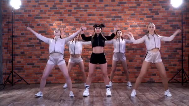Пять Девушек Спортивных Костюмах Танцуют Хип Хоп Современный Танец Хип — стоковое видео