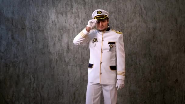 Kapitein Wit Uniform Toont Met Twee Handen Naar Zijkant — Stockvideo