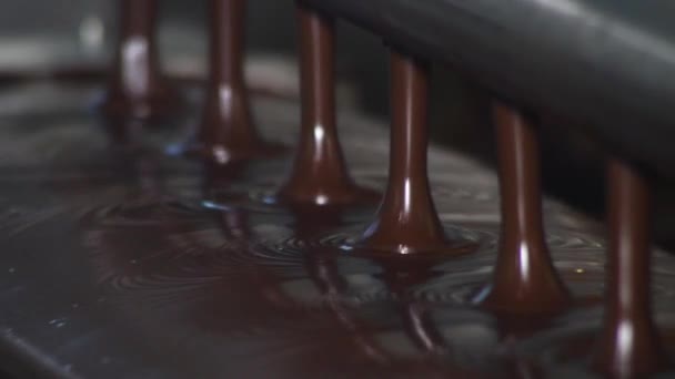 Επιμήκης Ορθογώνια Γραμμή Παραγωγής Ζαχαρωτών Σοκολάτες Χωρίς Σοκολάτα Πασαλειμμένες Σοκολάτα — Αρχείο Βίντεο