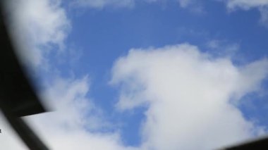 Üç pervaneli bir helikopterin geniş açılı görüntüsü