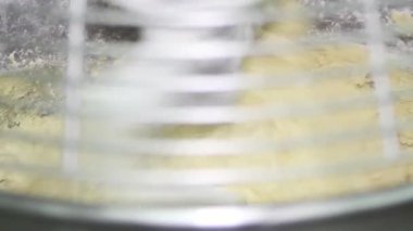 Hamur yoğurmak için otomatik makine