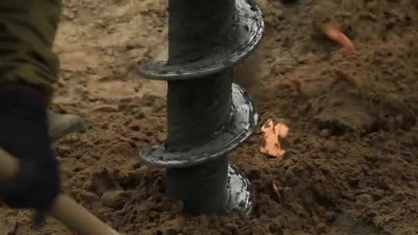 Drilling Rig Drills Ground Two Workers Help Shovels Tilt Ground — Stock Video