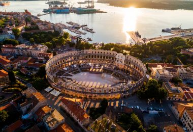 Günbatımı - Pula, Hırvatistan'ın Roman Amphitheater Arena'da Pula