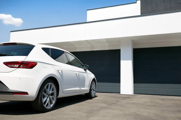 Carro branco na frente da casa moderna — Fotografia de Stock