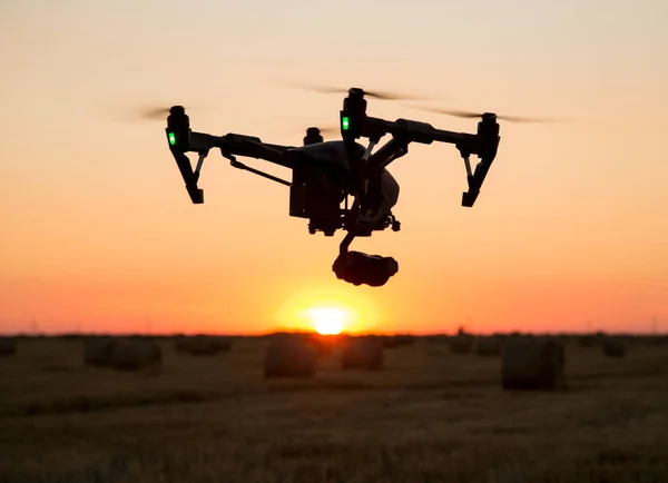 Professionele drone vliegen — Stockfoto