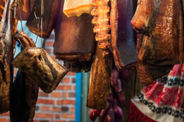 Füme domuz eti smokehouse içinde asılı tarafından Romanya geleneksel et ürünleri