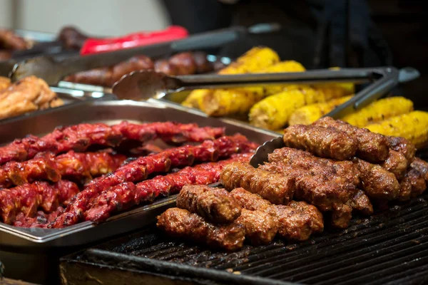 Traditionell Rumänsk Mat Kött Bollar Mici Revbensspjäll Och Majs Som — Stockfoto