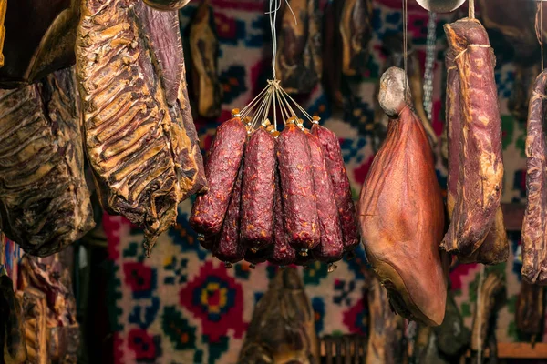 Füme Domuz Eti Smokehouse Içinde Asılı Tarafından Romanya Geleneksel Ürünleri — Stok fotoğraf