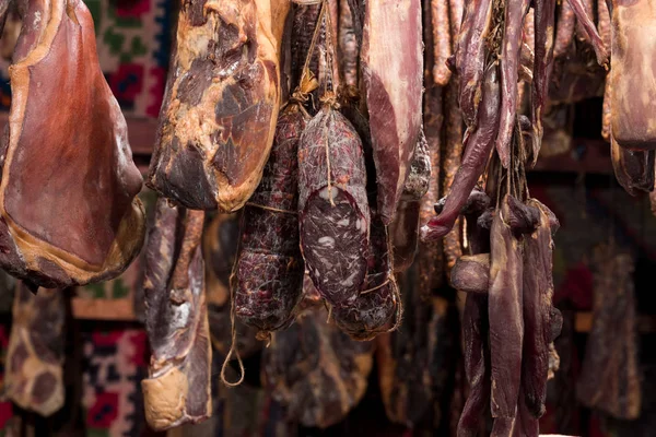 Füme Domuz Eti Smokehouse Içinde Asılı Tarafından Romanya Geleneksel Ürünleri — Stok fotoğraf