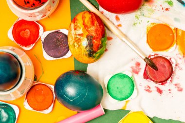 Ne zaman çocuk Paskalya yumurtaları boya, renkli çalışma tablosunun görünümünü en iyi