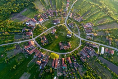 Charlottenburg - yukarıda da görüleceği gün batımında profesyonel bir dron tarafından Romanya güzel benzersiz dairesel köy