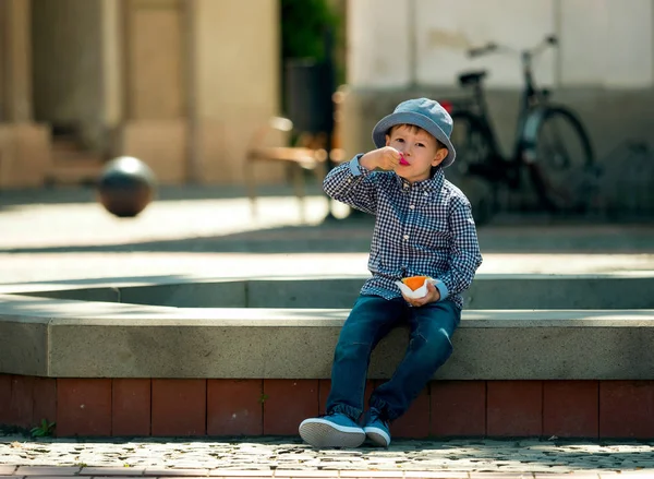 Ein Kleiner Junge Lässig Gekleidet Und Mit Hut Auf Dem — Stockfoto