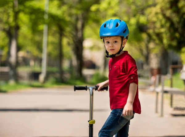 Милый Маленький Мальчик Красной Рубашке Идет Аллее Парка Скутером Голубым — стоковое фото