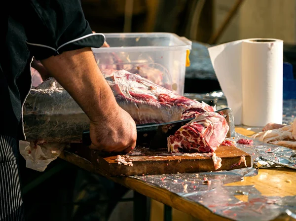 Butcher Cuts Piece Meat Sharp Cleaver Knife Food Festival — Stock Photo, Image