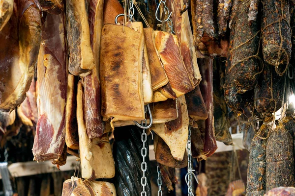 Produse Tradiționale Din Carne Porc Afumat Agățat Fum Vânzare Piața — Fotografie, imagine de stoc