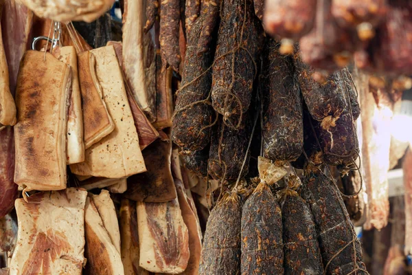 Produse Tradiționale Din Carne Porc Afumat Agățat Fum Vânzare Piața — Fotografie, imagine de stoc