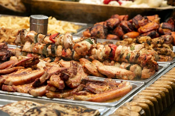 Skewers Och Andra Grillade Kötträtter Till Salu Julmarknaden — Stockfoto