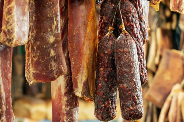 Produse Tradiționale Din Carne Porc Afumat Agățat Fum Vânzare Piața — Fotografie, imagine de stoc