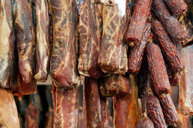 Geleneksel tütsülenmiş domuz eti ürünleri kış Noel pazarında satışta.
