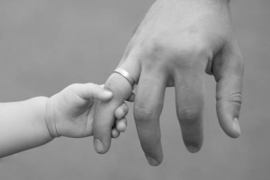 Babası kızının elini çok tatlı, holding aile zaman yakın çekim.