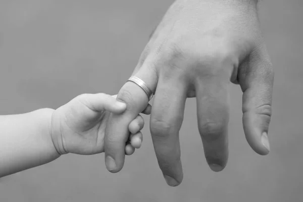 Babası kızının elini çok tatlı, holding aile zaman yakın çekim.