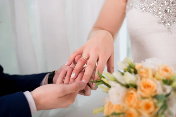 Láska a manželství. Svatební obřad se uvedení zlatý prsten na prst nevěsty ženicha. — Stock fotografie