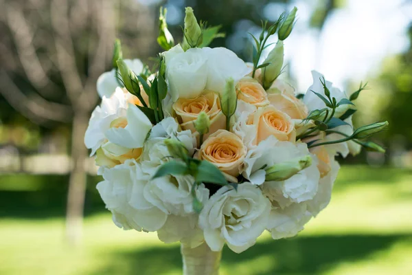 Buquê de casamento de rosas e eustoma. Em fundo embaçado — Fotografia de Stock