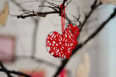 Bir ağaç dalı kırmızı kalpler. Mutlu tatiller kutlama günü Sevgililer aşk kalp kavramı