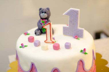 Bir yaşındaki bebek için lezzetli bir pasta.