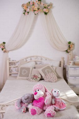 Önden Görünümü oyuncak ayı oyuncak ile ben seni seviyorum. arka plan yatakta