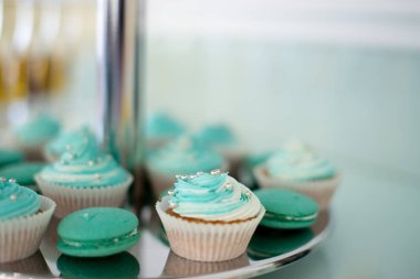 Masada şekerleme, kurabiye, pasta ve kek, bayram, doğum günü, dekorasyon, dekorasyon vanilya. Pastel renkli kekler, kremalar, kekler ve kurabiyeler ile düğün süslemeleri..