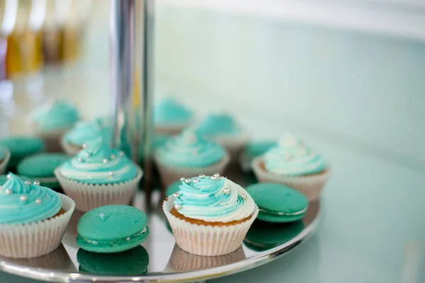 Masada şekerleme, kurabiye, pasta ve kek, bayram, doğum günü, dekorasyon, dekorasyon vanilya. Pastel renkli kekler, kremalar, kekler ve kurabiyeler ile düğün süslemeleri..